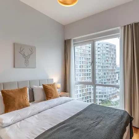 Apartment 1-bdr With View Poolgym Near Airport Metro *