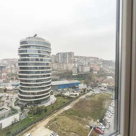 Apartment 1-bdr With View Poolgym Near Airport Metro Istanbul