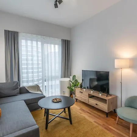1-bdr With View Poolgym Near Airport Metro Apartment *
