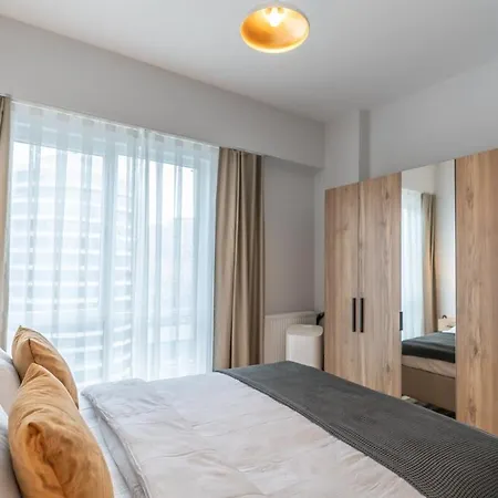 Apartment 1-bdr With View Poolgym Near Airport Metro
