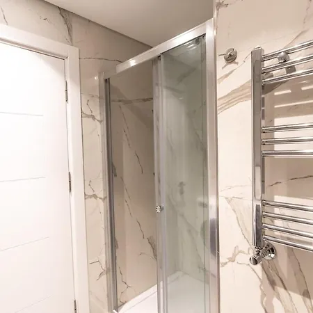 1-bdr With View Poolgym Near Airport Metro Apartment